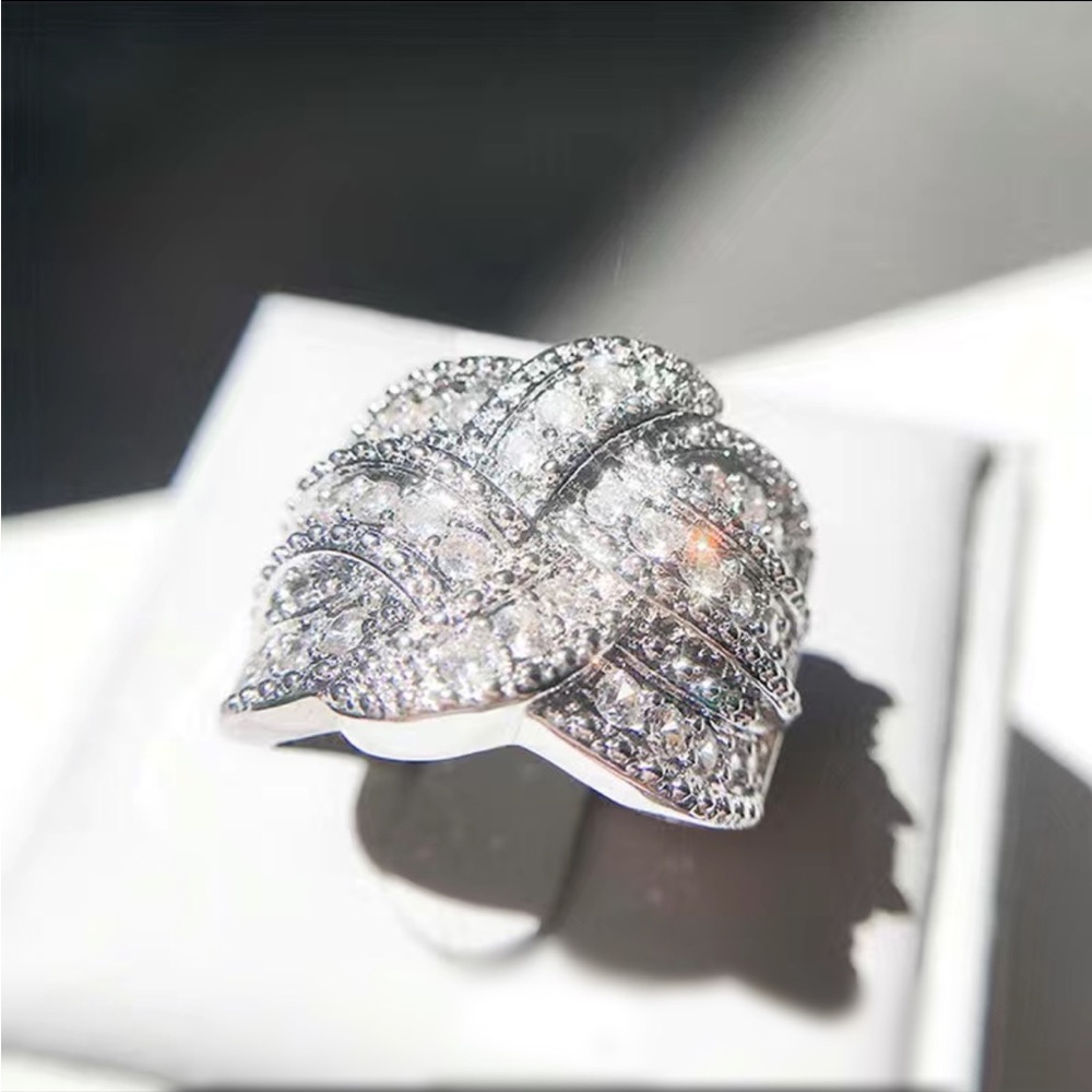 GORGEOUS CRYSTAL CURVED COCKTAIL RING